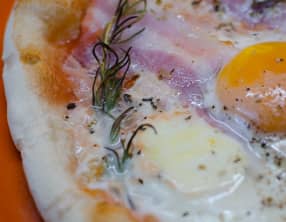 Pizza au bacon, à l'oeuf et au romarin