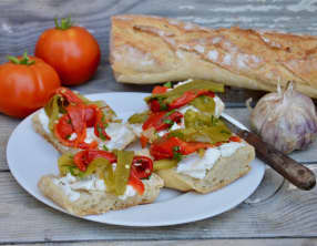 Tartines de poivrons et chèvre frais