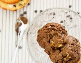Glace chocolat et morceaux de cookies