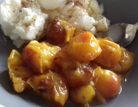 Glace au yaourt et mirabelles rôties au caramel