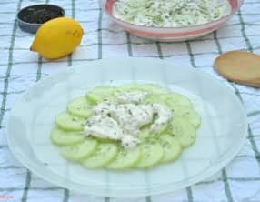 Salade de concombre, crème à l'estragon et poivre