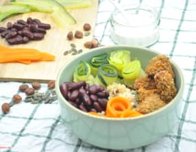 Buddha bowl de légumes, graines et nuggets maison