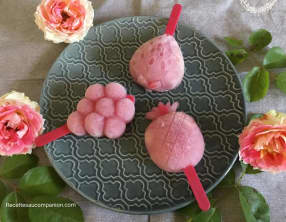 Glace à l’eau au sirop de grenadine et morceaux de bananes