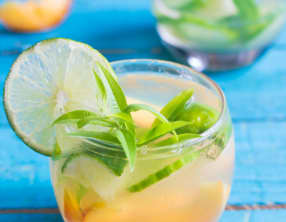 Mocktail à la pêche, au citron vert et à la verveine