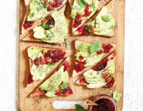 Toast d'avocat, confiture de fraise et framboise intenses Bonne Maman