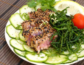 Tataki de thon, carpaccio de courgette et salicornes sautées