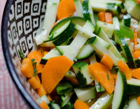 Salade de courgette, à la carotte, à la coriandre et aux noix de cajou