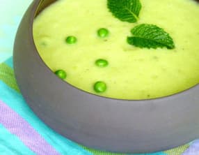 Velouté léger de courgettes, petits pois et ricotta