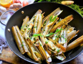 Poêlée de couteaux en persillade au basilic