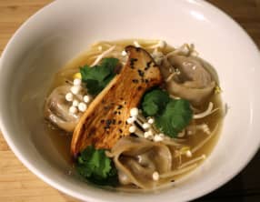 Raviolis au porc soja et champignons, bouillon clair
