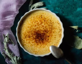 Crème brûlée à la sauge et miel d’arbousier
