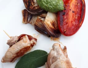 Piccata de filet mignon à la plancha, au chorizo et à la sauge et légumes grillés au pesto