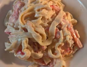 Pâtes au saumon fumé, chèvre et poivrons