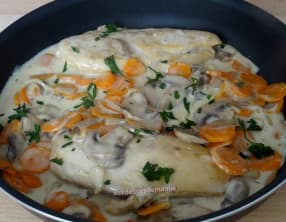 Filets de poulet flambés, sauce au cidre et légumes