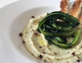 Purée de fèves et chicorée