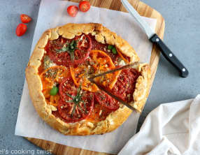 Tarte rustique à la moutarde, ricotta et tomates coeur de boeuf