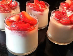 Panna cotta au lait et aux fraises