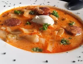 Soupe au chou blanc et à la saucisse fumée