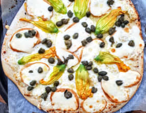 Pizza aux fleurs de courgette et scamorza