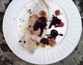 Raie vapeur, oignons violets au balsamique, vinaigrette aux noix