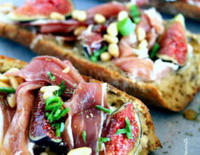 Tartines gorgonzola, figues et jambon cru de pays