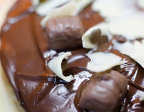 Gâteau tout chocolat avec des copeaux de chocolat blanc