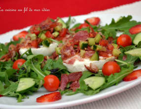 Mozzarella di buffala garnie au concombre, tomates cerise et pancetta croustillante