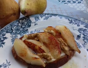 Tartine de camembert et poires