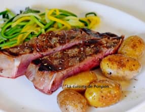 Côte à l'os aux herbes de Provence accompagnée de pommes de terre grenailles et tagliatelles de courgette