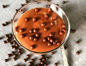 Petits pots de crème au chocolat au lait d'amande