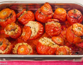 Tomates farcies classiques et tomates farcies à la semoule et aux saucisses