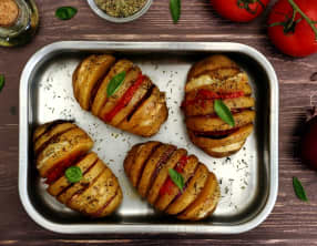 Pomme de terre au four farcie au chorizo, mozzarella, oignon rouge et tomate