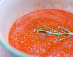 Soupe froide au poivron, à la tomate et au romarin