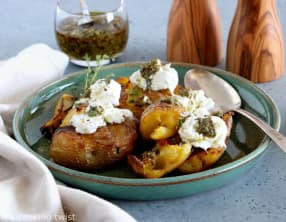 Pommes de terre écrasées au four, burrata et pesto