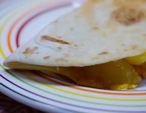 Quesadillas aux pommes de terre et au chorizo avec un oeuf