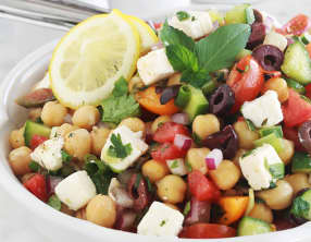 Salade de pois chiches au concombre, tomates, feta, olives
