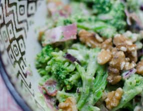 Salade de brocoli au bacon et aux noix