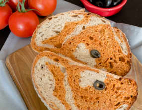 Le pain marbré à la tomate et aux olives
