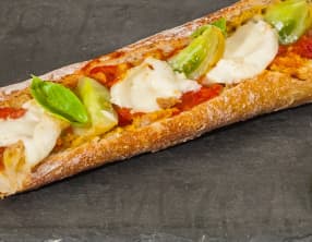 Baguette garnie à la tomate et à la mozzarella