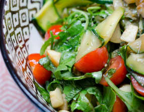 Salade aux tagliatelles de courgettes grillées, à la pomme et aux tomates cerises