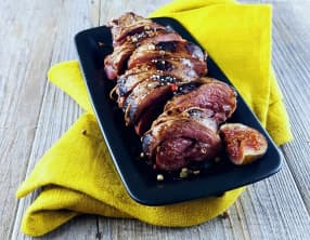 Magret de canard roulé à la figue et à l'oignon rouge