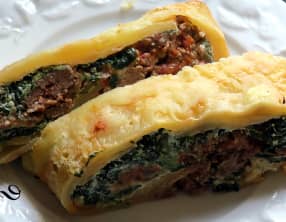 Roulé de pommes de terre aux épinards et à la viande