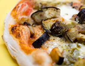 Pizza à l'aubergine et au pesto