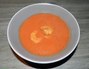 Velouté aux tomates et scampis avec une pointe d'amande