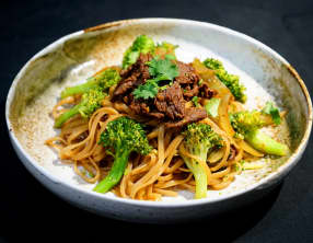 Pâtes de riz sautées au boeuf et brocoli