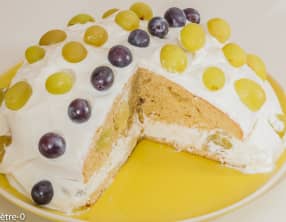Gâteau aux raisins, crème de yaourt grec