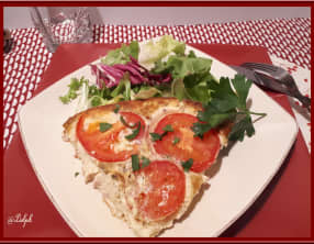 Gâteau d'omelette aux tomates et poulet