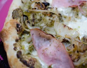 Pizza au pesto verde, aux oignons et au jambon