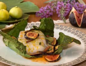 Dos de cabillaud cuit en feuille de figuier aux figues