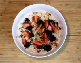 Porridge au lait infusé à la camomille, fruits frais